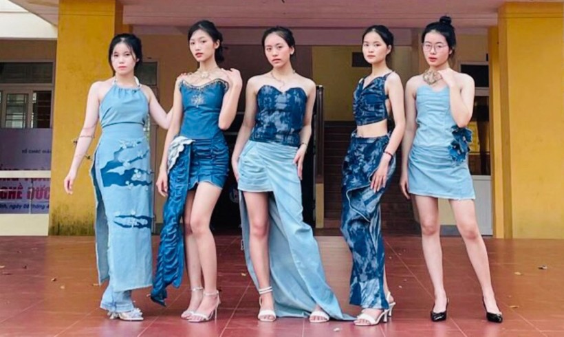 Bộ sưu tập thời trang tái chế từ vải jean của nhóm học sinh lớp 11A8 - Trường THPT Nguyễn Trung Thiên.