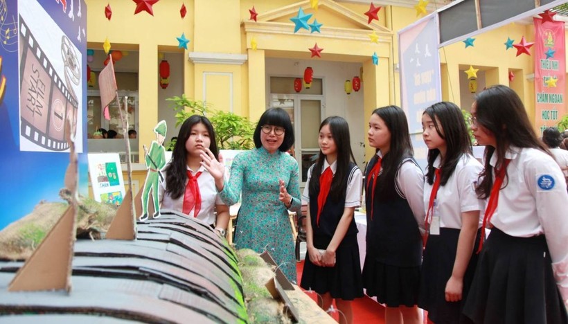 Cô trò Trường THCS Chương Dương (quận Hoàn Kiếm, Hà Nội) tìm hiểu về Chiến thắng Điện Biên Phủ. Ảnh: Vân Anh