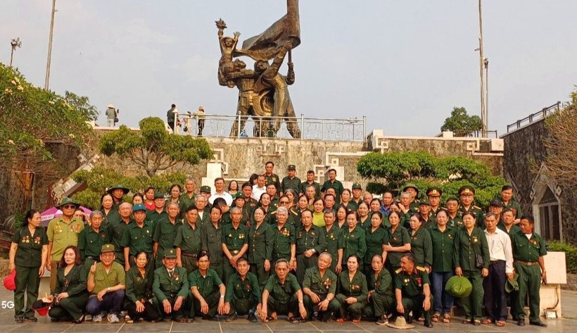 Đoàn cựu TNXP Thanh Hóa chụp hình kỷ niệm ở Tượng đài Chiến thắng Điện Biên Phủ. Ảnh: Nguyễn Minh Khiêm