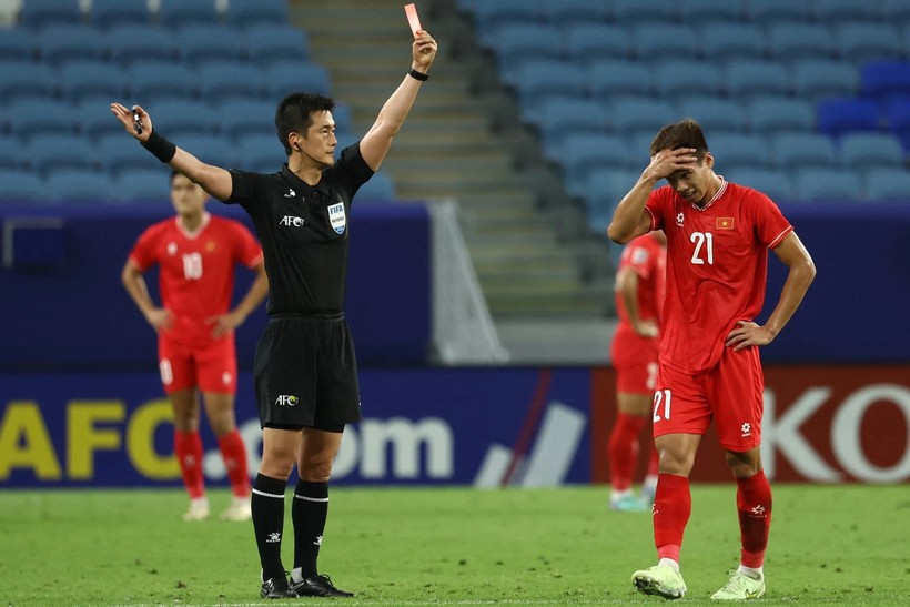 Trung vệ Nguyễn Mạnh Hưng nhận thẻ đỏ trận gặp U23 Iraq. 