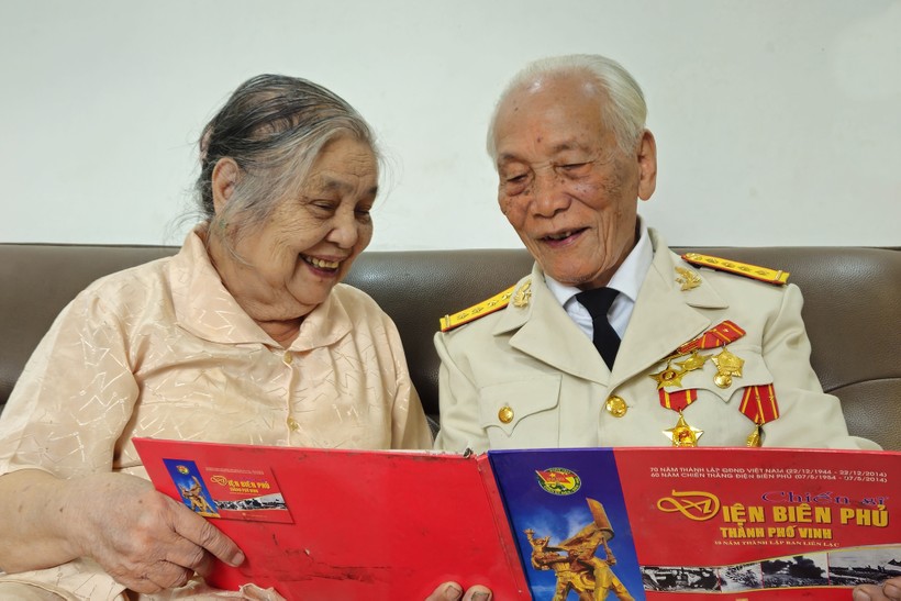 Vợ chồng ông Thanh ôn lại những kỷ niệm về Chiến dịch Điện Biên Phủ lịch sử. Ảnh: Phạm Tâm