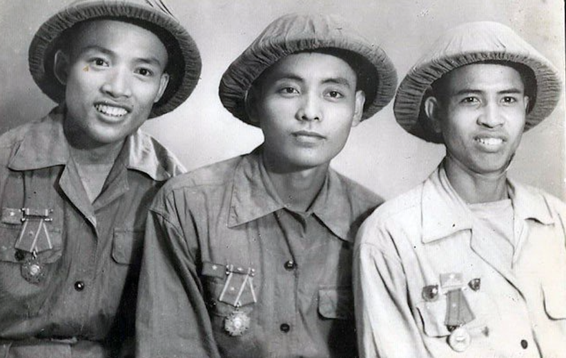 Cựu binh Cao Xuân Thọ (bìa phải) cùng đồng đội.