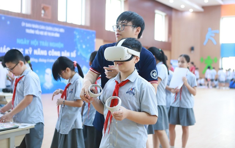 Học sinh Trường Tiểu học Đô thị Sài Đồng (Long Biên, Hà Nội) được trải nghiệm và làm quen với công nghệ. Ảnh: TG