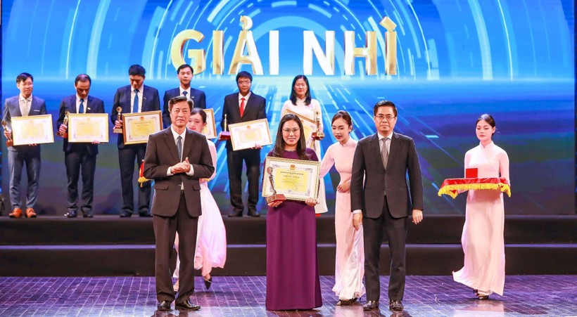 PGS.TS Nguyễn Thị Ngọc Bé đại diện nhóm tác giả được BTC Hội thi sáng tạo kỹ thuật toàn quốc lần thứ 17 trao giải Nhì.