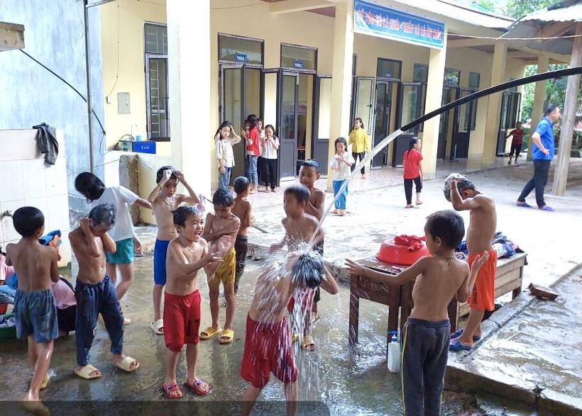 Học sinh Trường PTDTBT Tiểu học Mai Sơn (Tương Dương, Nghệ An) được tắm mát thỏa thích khi có nước giếng khoan. Ảnh: NTCC