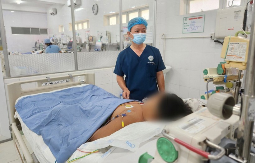 BS.CKII Nguyễn Ngọc Nghĩa – Phó Giám đốc Bệnh viện Nhi Đồng, Đồng Nai thăm khám cho bệnh nhi liên quan đến vụ ngộ độc bánh mì tại TP Long Khánh. 