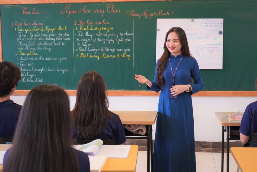 Cô trò Trường THCS-THPT Ban Mai (Hà Đông, Hà Nội). Ảnh: NTCC.