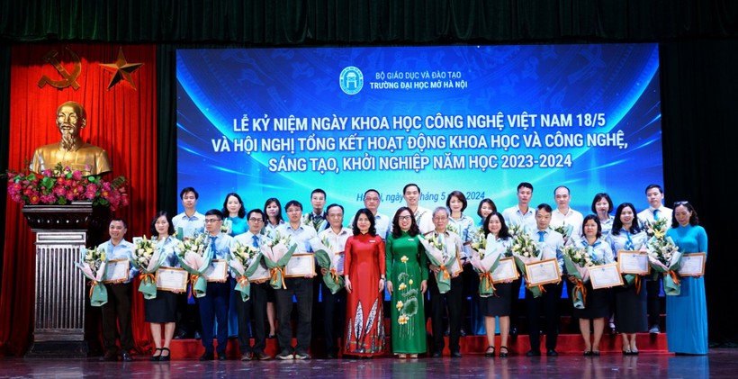 Lãnh đạo Trường ĐH Mở Hà Nội trao giấy khen cho cán bộ, giảng viên có thành tích tiêu biểu trong nghiên cứu khoa học, sáng tạo và khởi nghiệp. Ảnh: NTCC
