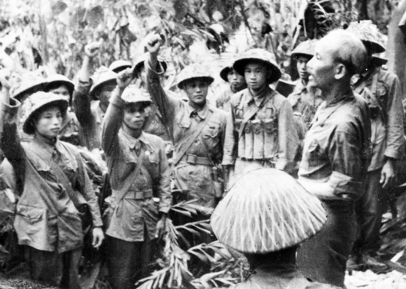 Chủ tịch Hồ Chí Minh đến thăm và nói chuyện với một đơn vị bộ đội tham gia Chiến dịch Điện Biên Phủ năm 1954. Ảnh: TTXVN 