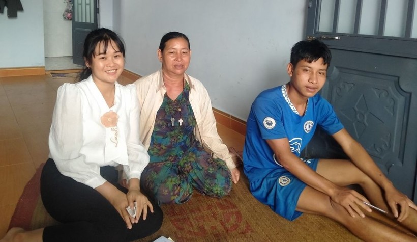 Cô giáo Kim Chung, Trường THPT Nguyễn Chí Thanh (Đắk Lắk) đến nhà vận động học sinh. Ảnh: NTCC
