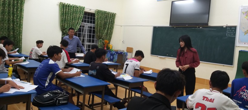 Trường THPT Nguyễn Chí Thanh (Đắk Lắk) tổ chức ôn tập cho học sinh. Ảnh: Thành Tâm