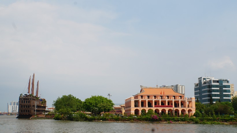 Bến Nhà Rồng nằm bên bờ sông Sài Gòn, nơi người thanh niên Nguyễn Tất Thành ra đi tìm đường cứu nước.