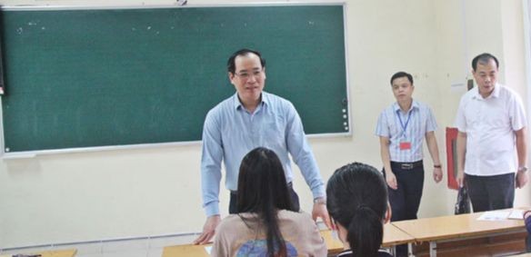 Ông Dương Xuân Huyên - Phó Chủ tịch thường trực UBND tỉnh Lạng Sơn kiểm tra cơ sở vật chất và động viên học sinh lớp 12, tại điểm thi Trường THPT Chuyên Chu Văn An, TP Lạng Sơn (Lạng Sơn), năm 2022. Ảnh: TL