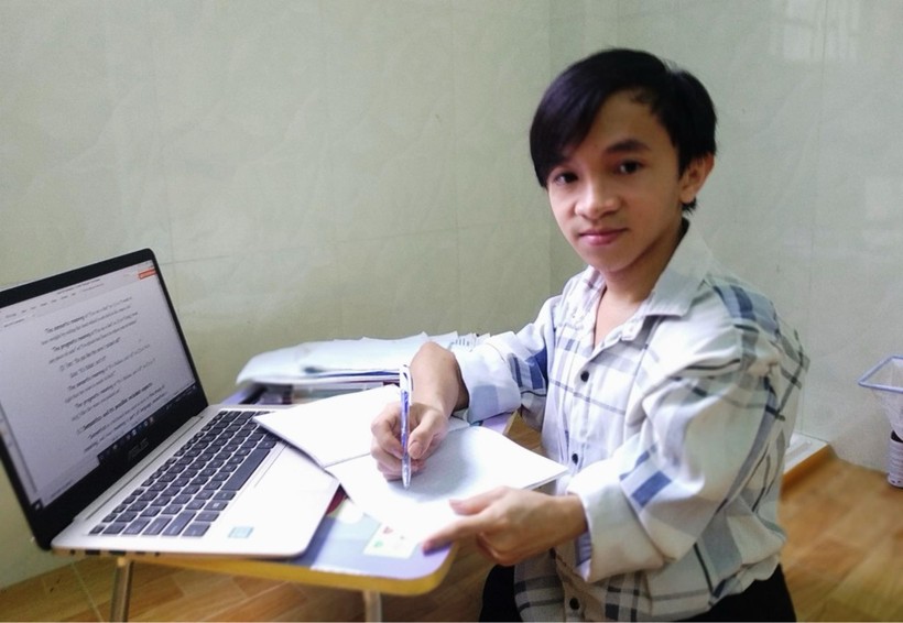 Em Trần Ái Hải Sơn đã vượt qua khó khăn trong cuộc sống để thực hiện ước mơ đến trường. Ảnh: NVCC