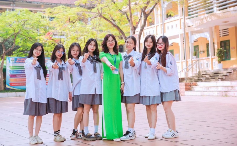 Cô Phan Thị Hằng Hải – Hiệu trưởng Trường THPT Kim Ngọc (Vĩnh Phúc) và học sinh. Ảnh: TG