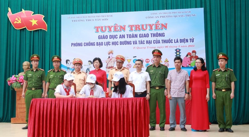 Học sinh Trường THCS Tây Sơn, TP Thái Bình ký cam kết chấp hành nghiêm Luật Giao thông đường bộ.