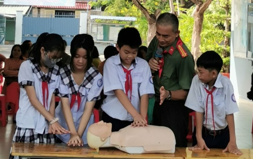 Học sinh Trường THCS Linh Đông thực hành thao tác sơ cứu người bị đuối nước. Ảnh: AT