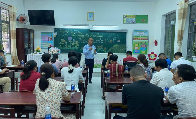 Đại diện cha mẹ học sinh của một lớp học tại Trường Tiểu học Lê Đình Chinh trình bày báo cáo thu chi quỹ hội. Ảnh: NTCC 