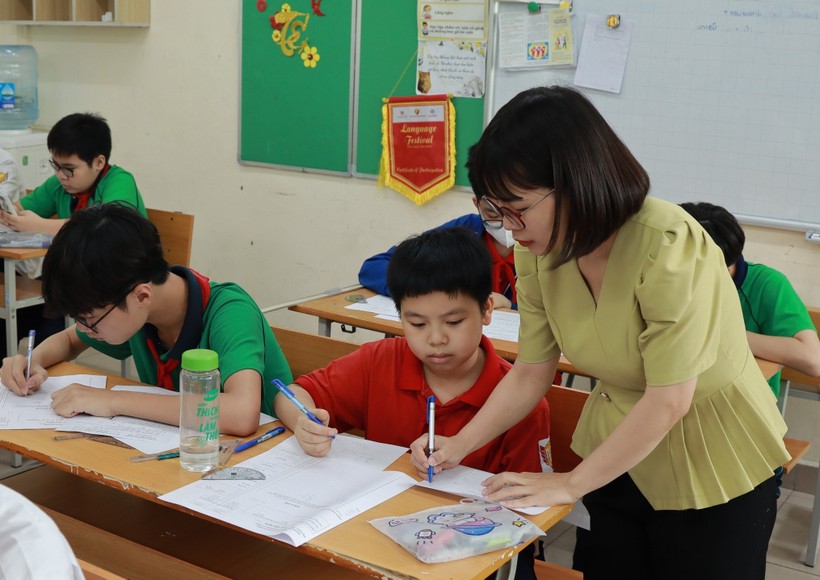 Giáo viên Trường THCS Nam Từ Liêm (Hà Nội) hướng dẫn học sinh trong giờ học. Ảnh: NTCC