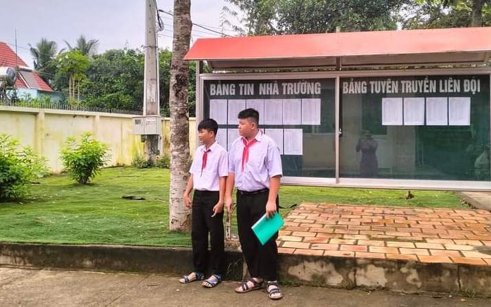 Thành viên đội sao đỏ Trường THCS Tân Thành luôn có mặt sớm ở trường để kiểm tra trang phục, tác phong các bạn trước khi vào giờ học. Ảnh: NTCC