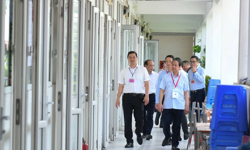 Bộ trưởng Nguyễn Kim Sơn và đoàn công tác kiểm tra công tác coi thi tốt nghiệp THPT năm 2023 tại Hải Phòng. Ảnh: Thế Đại