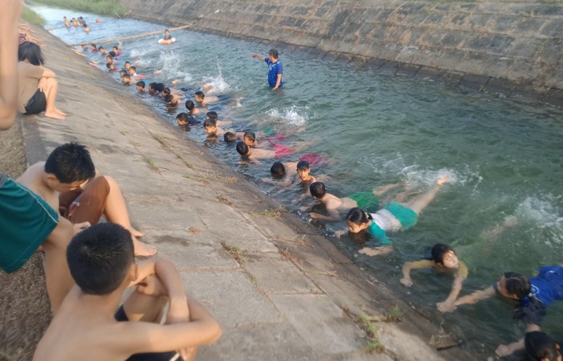 Lớp học bơi miễn phí của thầy Nguyễn Viết Tước được tổ chức cho học sinh vùng biển huyện Gio Linh (Quảng Trị). Ảnh: NVCC