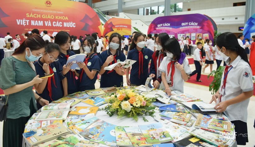 Học sinh tại Hà Nội tham quan triển lãm sách giáo khoa. Ảnh: Thế Đại
