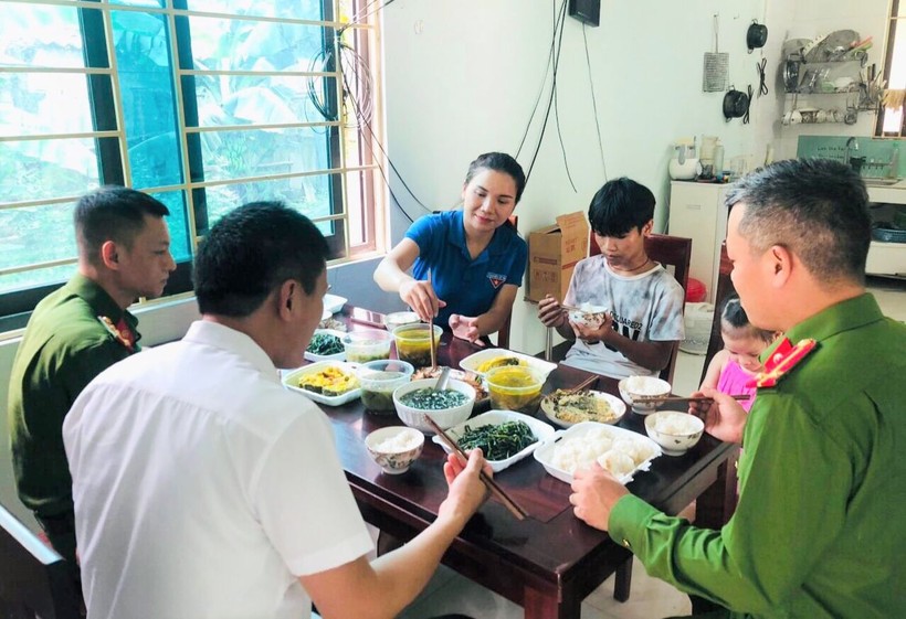 Em Lê Văn Cường được công an xã Môn Sơn, huyện Con Cuông, Nghệ An chăm sóc, đưa đón trong những ngày thi vào lớp 10.