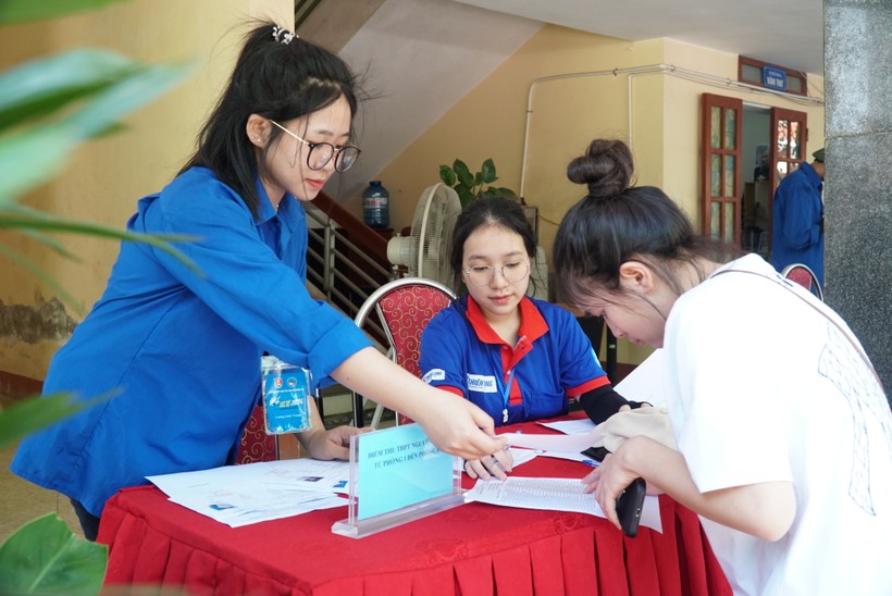 Thí sinh làm thủ tục nhận thẻ dự thi tại Trường THPT DTNT tỉnh Nghệ An.