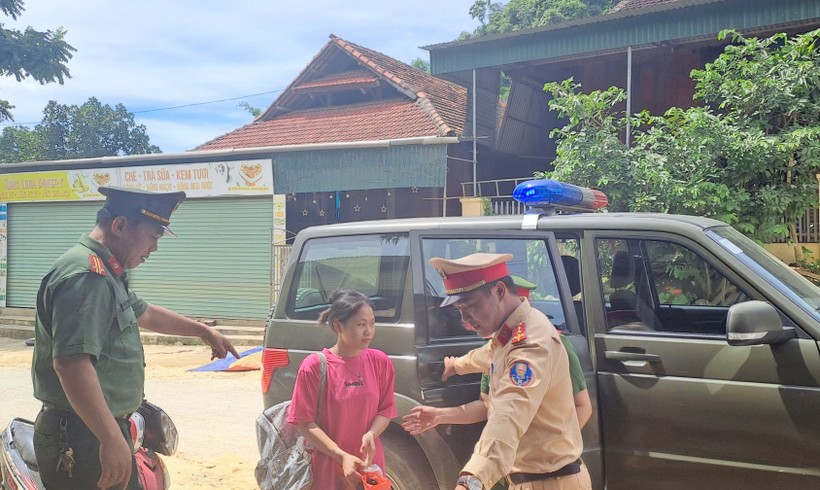Đội phản ứng nhanh công an huyện Quế Phong, Nghệ An đến tận nhà đón em Vi Thị Cường đi thi. Ảnh: NTCC