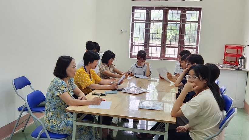 Giáo viên Trường THCS Đặng Chánh Kỷ (huyện Nam Đàn, Nghệ An) tư vấn đổi nguyện vọng vào lớp 10 cho học sinh. Ảnh: NTCC