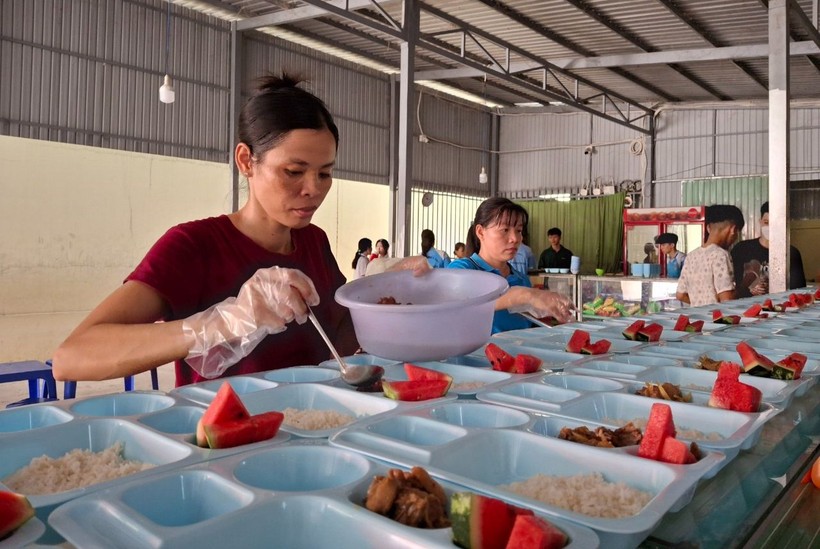 Phụ huynh, giáo viên, học sinh Trường THCS và THPT Trần Ngọc Hoằng tham gia nấu ăn chương trình “Bữa cơm nghĩa tình – tiếp sức mùa thi”. Ảnh TT