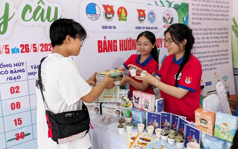 Điểm tiếp nhận của chương trình “Đổi sách lấy cây” của Đội tình nguyện Hoa phượng đỏ Trường THPT Hoàng Hoa Thám tại Hội sách thành phố Đà Nẵng. 