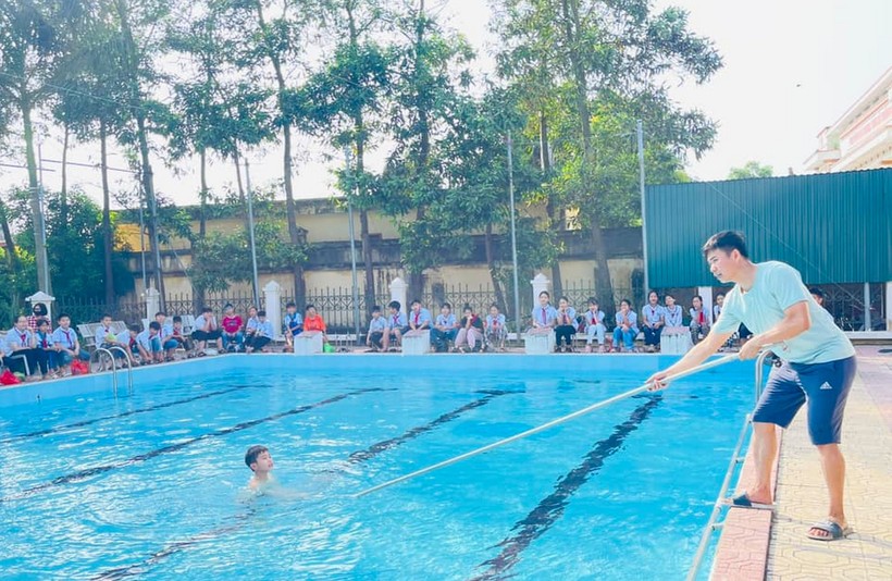 Trường Tiểu học Thống Nhất tổ chức dạy bơi cho học sinh dịp hè. Ảnh: Vân Anh