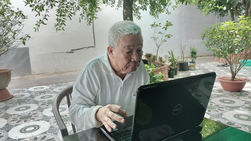 Nhà báo Đỗ Văn Nghiệp tuổi cao nhưng vẫn chịu khó học hỏi ứng dụng công nghệ thông tin.