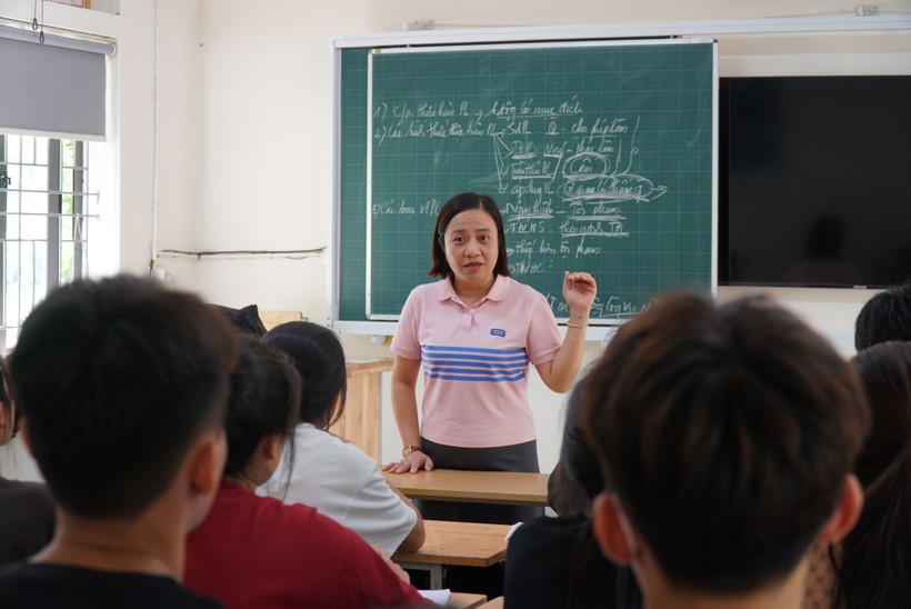 Cô Phạm Thị Thu Dung - Trường THPT Nguyễn Xuân Ôn (Diễn Châu, Nghệ An) trong giờ dạy học sinh Trường THPT Mường Quạ (Con Cuông, Nghệ An)