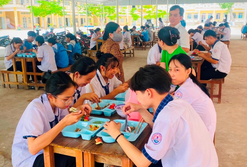 Trong thời gian ôn thi tốt nghiệp THPT, học sinh lớp 12 Trường THCS - THPT Trần Ngọc Hoằng (TP Cần Thơ) ăn cơm trưa miễn phí do thầy cô nấu. Ảnh: Q. Ngữ