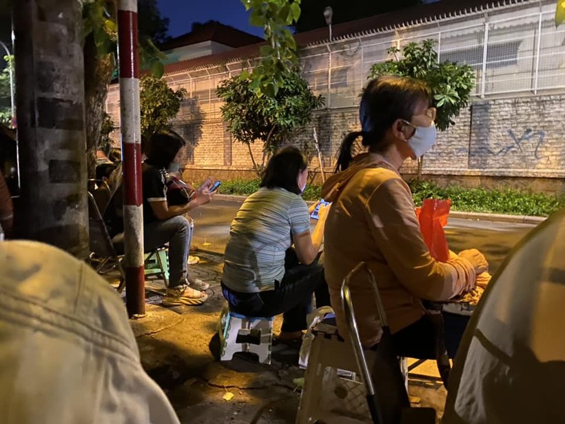 Phụ huynh xếp hàng từ đêm để mua hồ sơ lớp 1 vào Trường Tiểu học Thực hành Đại học Sài Gòn. Ảnh: Quỳnh Trang