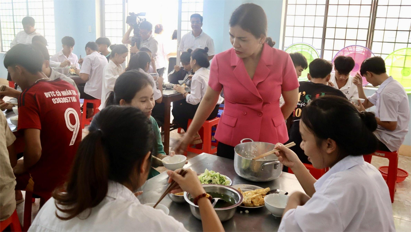 Ban Chỉ đạo Kỳ thi tốt nghiệp THPT 2024 tỉnh Kon Tum kiểm tra điều kiện ăn, ở của thí sinh trường nội trú. Ảnh: Dung Nguyễn