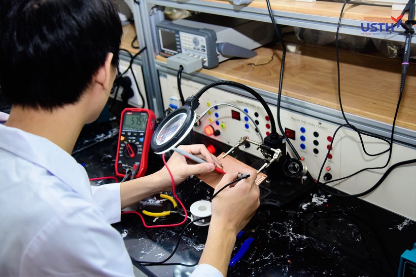 Sinh viên Trường ĐH Khoa học và Công nghệ Hà Nội thực hành trong phòng thí nghiệm về điện tử. Ảnh: USTH