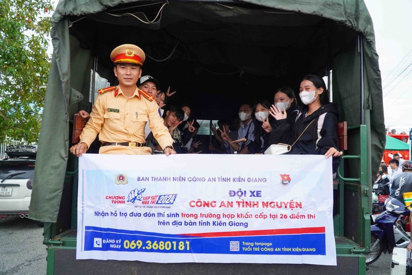 Lực lượng Công an hỗ trợ đưa các thí sinh huyện Kiên Hải đến nơi lưu trú.