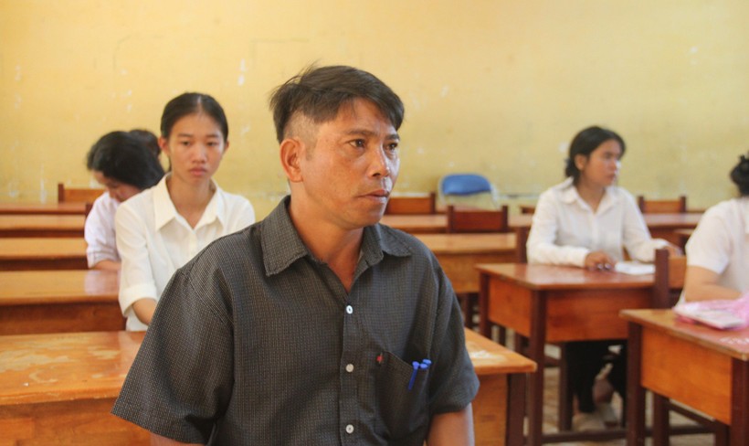 Thầy giáo tiểu học Rơ Châm Un (48 tuổi, người Jrai) là một trong những thí sinh lớn tuổi nhất tham gia Kỳ thi tốt nghiệp THPT 2024 tại Gia Lai.