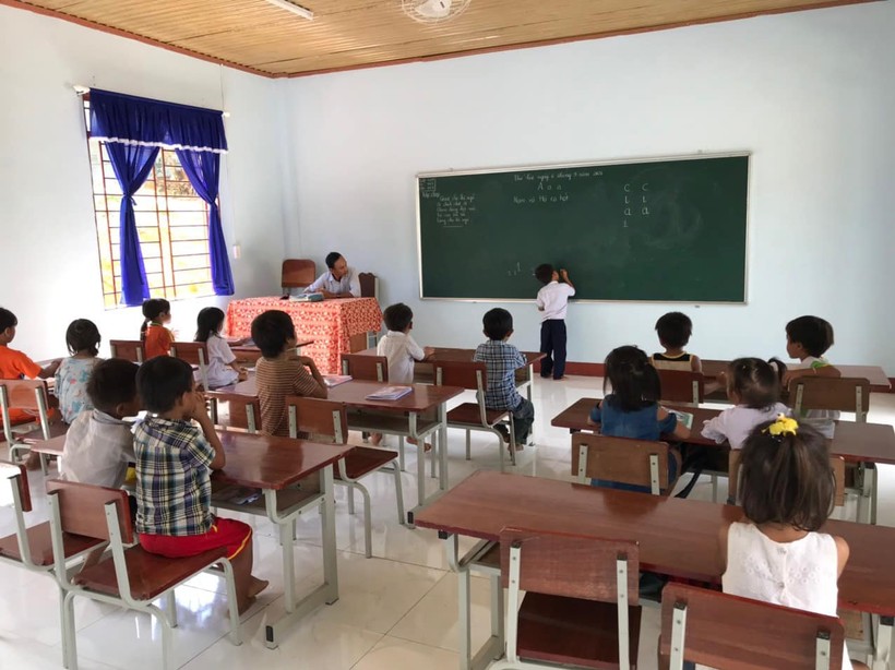 Giờ học của HS ở điểm trường Tắk Rối, Trường Phổ thông dân tộc nội trú TIểu học Trà Tập (Nam Trà My, Quảng Nam).