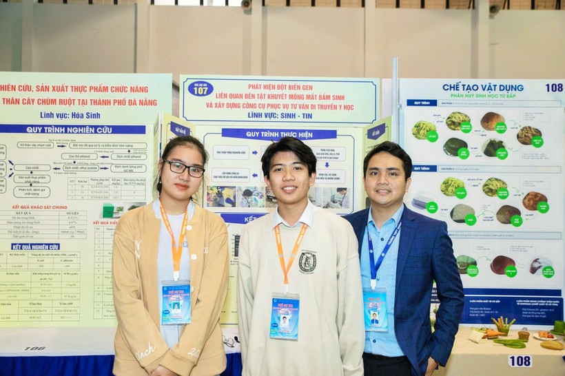 Thầy giáo Lê Mạnh Tấn (bìa phải) hướng dẫn HS tham gia cuộc thi Khoa học kỹ thuật