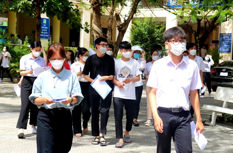 Thí sinh Đà Nẵng rời phòng thi môn Sinh học trong thời tiết nắng nóng