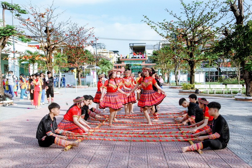 Tiết mục múa sạp dự thi trong Ngày hội văn hóa dân gian của học sinh Trường THPT Nguyễn Hiền. 
