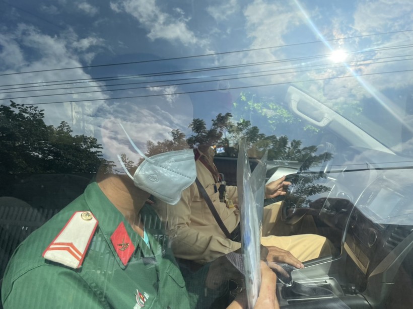 Một thí sinh Đà Nẵng bị tai nạn gãy tay được hỗ trợ ghi bài thi.