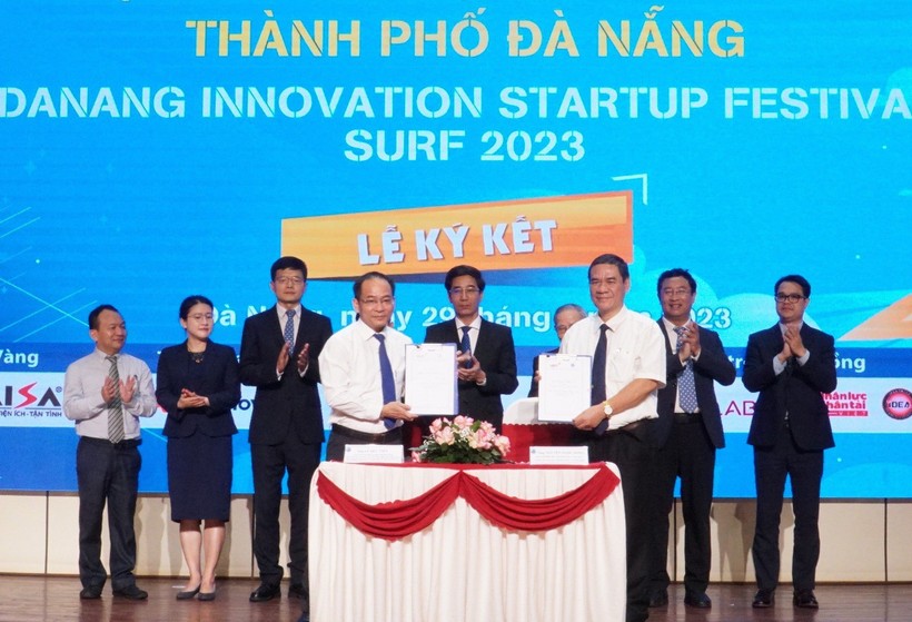 Đại diện Sở KH&CN Đà Nẵng ký kết với Học viện Khoa học Công nghệ và Đổi mới sáng tạo (Bộ KH&CN).