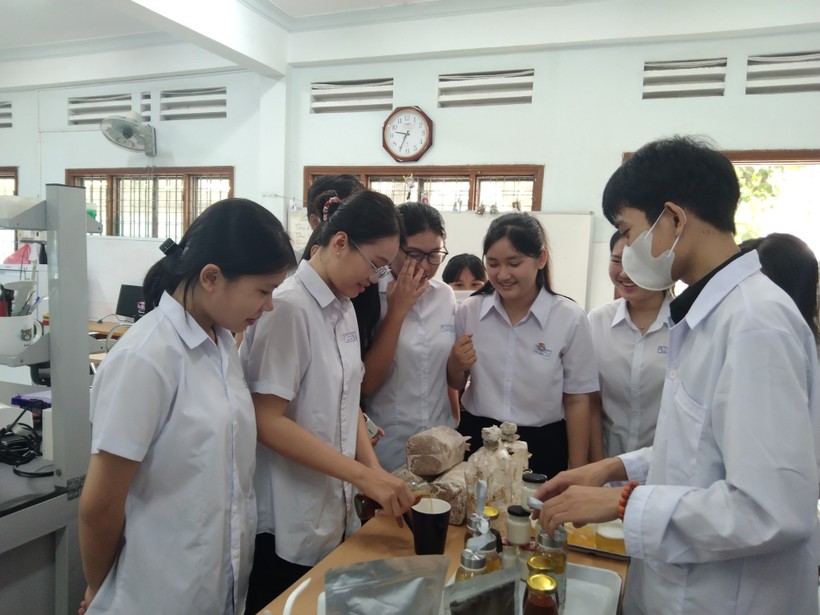 Học sinh Trường THPT Thanh Khê trải nghiệm thực hành tại phòng thí nghiệm Khoa Sinh - Môi trường, Trường ĐH Sư phạm, ĐH Đà Nẵng. 
