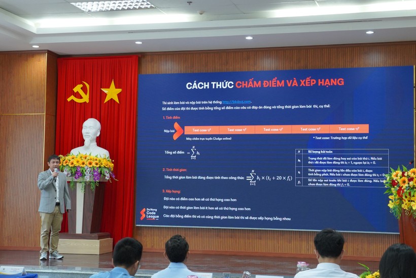 TS Phạm Minh Tuấn, Giảng viên Khoa CNTT Trường ĐH BK - Giám đốc ICPC miền Trung, Trưởng Hội đồng chuyên môn thông tin về thể lệ cuộc thi.